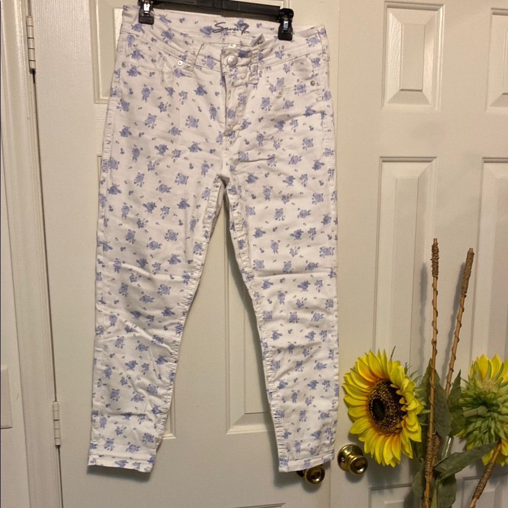 Seven7 pants Sz 10 white and blue color. Ankles pants